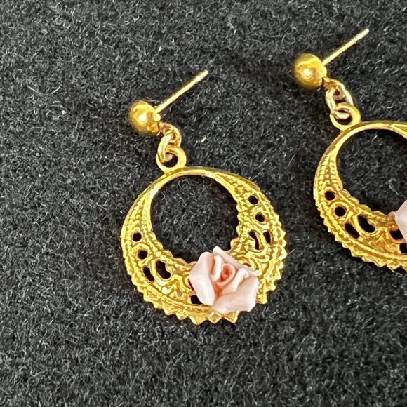 Vintage Goldtone Delicate Filigree With Small Pink Porcelain‎ Rose - Picture 2 of 5